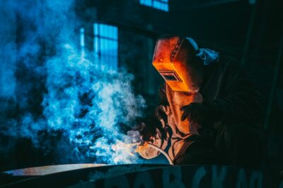 Fumées de soudage : un cancérogène avéré, quelles obligations pour l’employeur