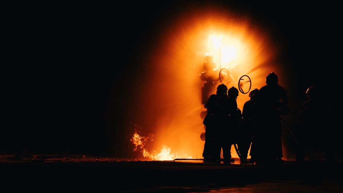 Incendie de l'usine Vandemoortele à Torcé : panneaux sandwichs, matières grasses et panache de fumée